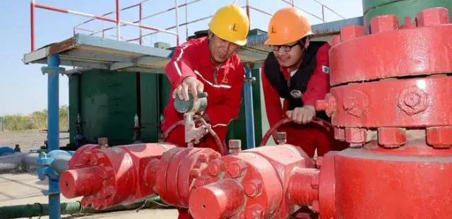 工廠的工人告訴你，應該怎么安裝閥門（1）