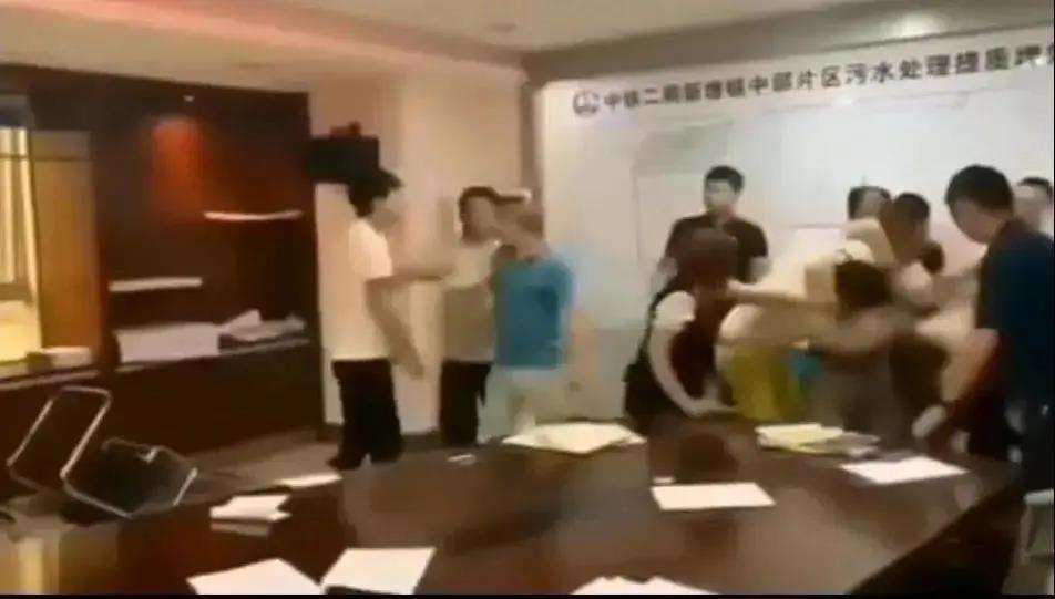 中鐵二局閥門投標現(xiàn)場，報最低價者被“群揍”…咋回事？-